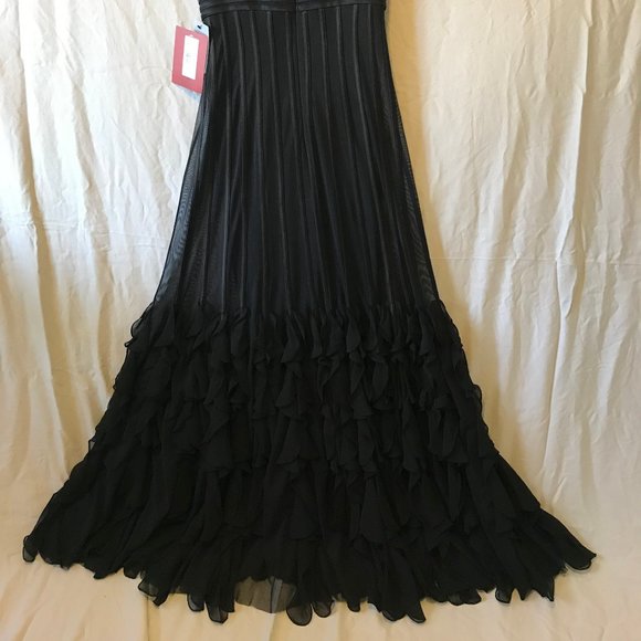 Black, Floor-Length Dress with Ruffle Design - Picture 4 of 6